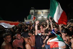 Euforia nas ruas de Itália após passagem à final do Euro 2020 - sabado