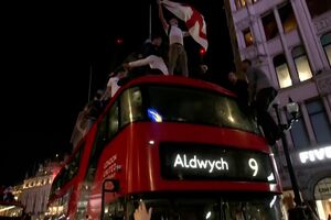 Loucura nas ruas de Londres após passagem de Inglaterra à final do Euro 2020 - sábado
