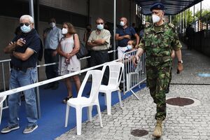 Gouveia e Melo nas filas de vacinação do centro de vacinação contra a covid-19 em Carnaxide