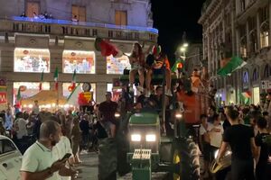 Fogo de artifício e um trator no centro histórico, assim se celebrou a vitória do Euro 2020 em Milão -sabado