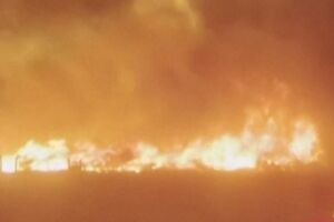 Maior incêndio do ano na Califórnia destrói pequena cidade - sábado