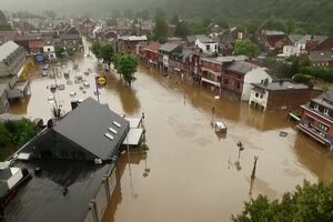 Imagens de drone mostram ruas totalmente alagadas em cidade na Bélgica - sabado