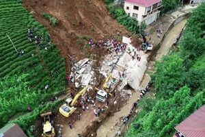 Imagens aéreas mostram as buscas por desaparecidos em cheias na Turquia - sábado