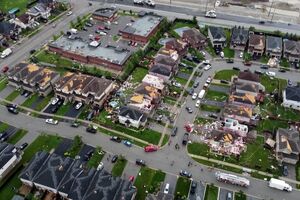 Imagens de drone mostram destruição de casas após passagem de tornado no Canadá - sábado