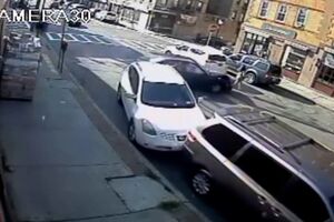 Carro desgovernado atropela mãe e bebé. Menina fica presa debaixo do veículo e é resgatada com vida - sábado