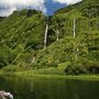Por esta cascata acima na ilha das Flores