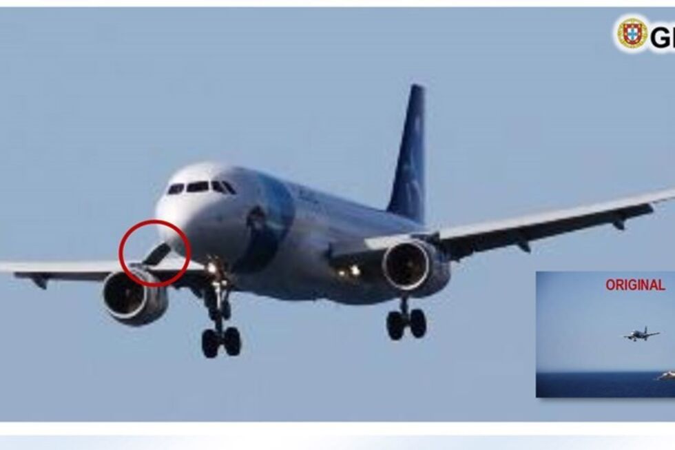 Avião fotografado durante a aterragem de emergência já com a porta do porão aberta