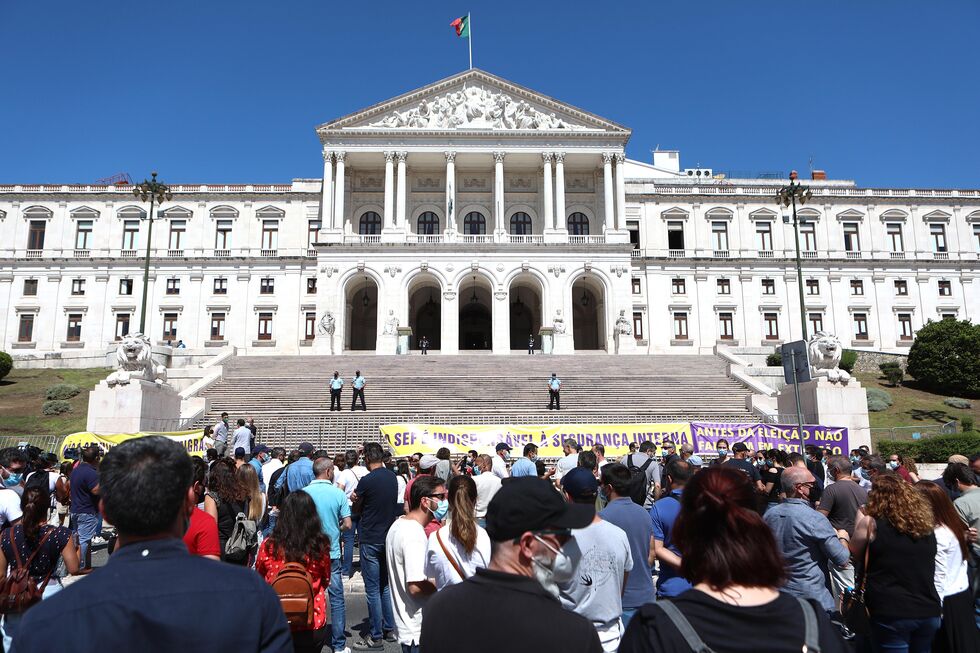 Protesto da função pública contra medidas do Governo frente à Assembleia da República, em Lisboa