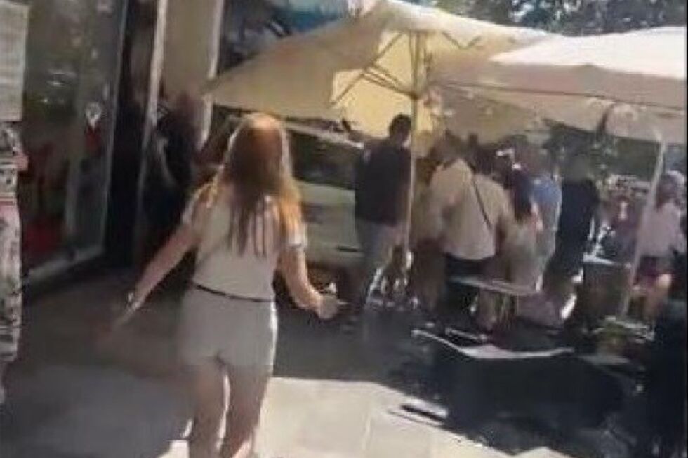 Imagens mostram o carro, de cor branca, no local