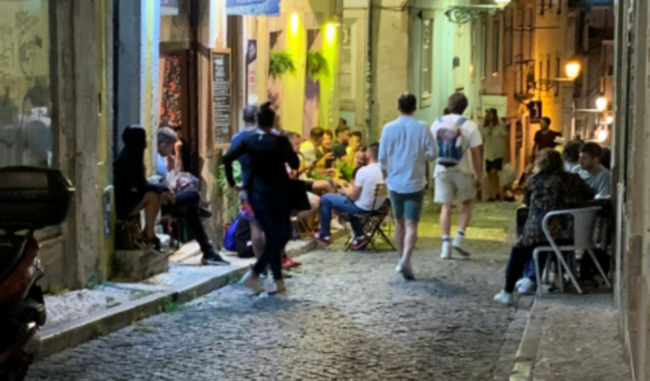 Convívio no Bairro Alto, em Lisboa