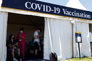 Covid-19: Reino Unido oferece incentivos aos jovens para se vacinarem