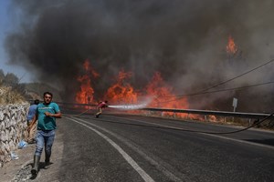 Incêndios devastam sul da Europa e obrigam a retirar moradores e turistas