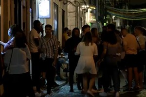 Jovens saem às ruas do Bairro Alto para conviverem com álcool e sem máscara de proteção