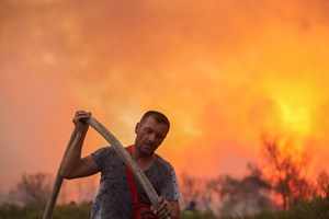 Chamas ameaçam Atenas em plena onda de calor
