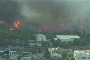 Incêndios pintam de negro o céu de Atenas