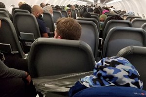 Passageiro atado com fita-cola a assento de avião por causar distúrbios