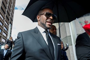 R Kelly considerado culpado de extorsão e tráfico sexual
