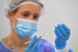 Vacinação contra gripe e covid-19 abrange maiores de 60 anos, doentes crónicos e residentes em lares