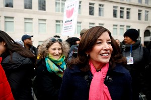 Kathy Hochul. A sucessora de Cuomo que luta pelos direitos das mulheres