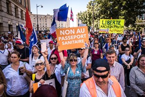 Covid-19: Milhares de franceses protestam contra “ditadura” do certificado