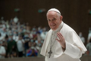 Papa pede ao clero uma igreja 'não assética' e próxima dos problemas das pessoas
