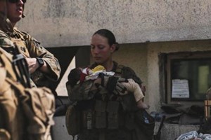 A sargento que dava colo aos bebés afegãos morreu a fazer o que mais gostava