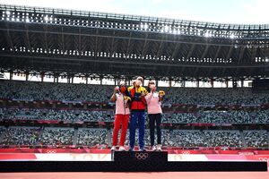 Patrícia Mamona recebe medalha de prata
