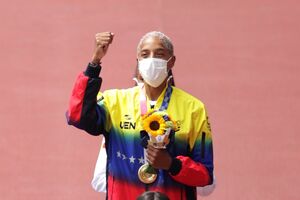 Patrícia Mamona recebe medalha de prata