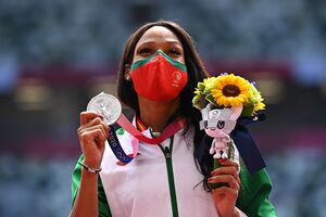 Patrícia Mamona recebe medalha de prata
