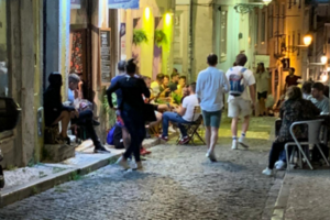 Convívio no Bairro Alto, em Lisboa