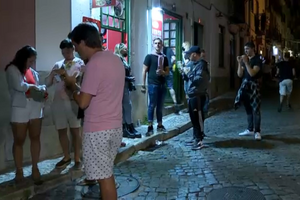 Convívio no Bairro Alto, em Lisboa