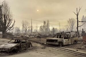 Violento incêndio deixa cidade na Califórnia reduzida a cinzas - sabado