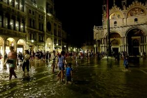 Praça de São Marcos em Veneza inundada em pleno verão - sabado