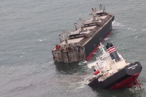 Navio com 40 mil toneladas encalha e divide-se em dois no Japão - sábado