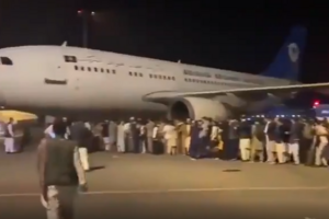 Milhares de pessoas invadem aeroporto para tentarem fugir de Cabul tomada pelos talibãs