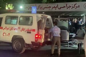 Feridos são transportados até ao hospital após explosões perto do aeroporto de Cabul - sábado