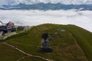 Imagens de drone mostram pintura no topo dos Alpes suíços - sábado