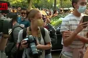 Falso Ronaldo saúda adeptos à porta da casa do craque em Lisboa e provoca sorrisos