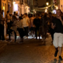 Jovens saem às ruas do Bairro Alto para conviverem com álcool e sem máscara de proteção