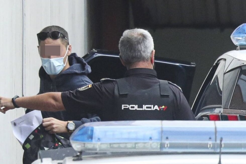 Polícia deteve os quatro portugueses após denúncia realizada pelas duas jovens, de 22 e 23 anos, que alegaram terem sido violadas em grupo