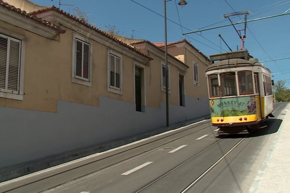 Obras na rua das portas a 1,5 metros do chão na Ajuda