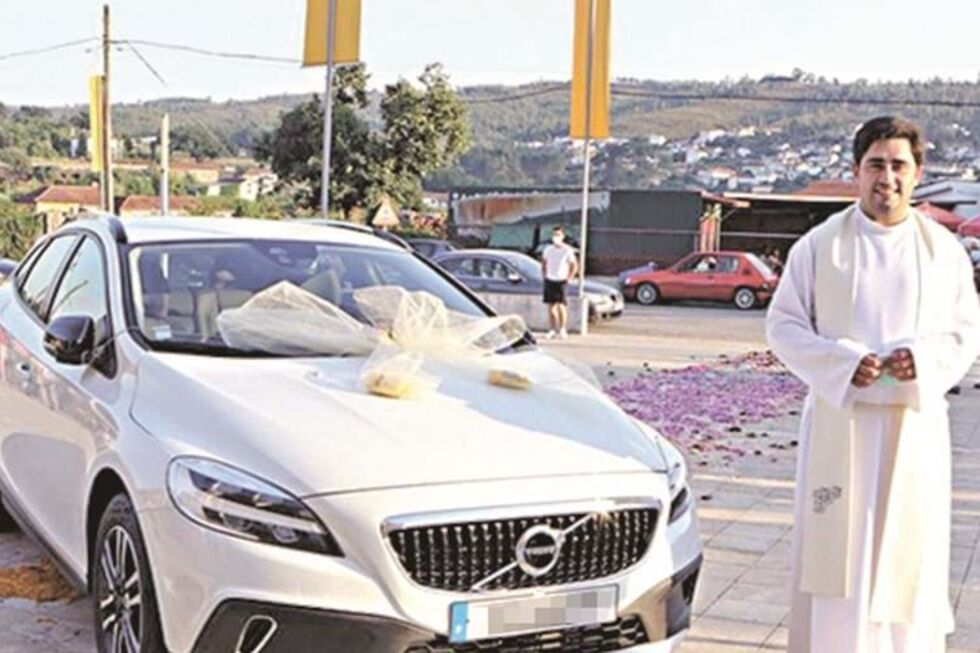 Edgar Leite junto do automóvel que lhe foi oferecido pelos paroquianos do concelho de Paredes