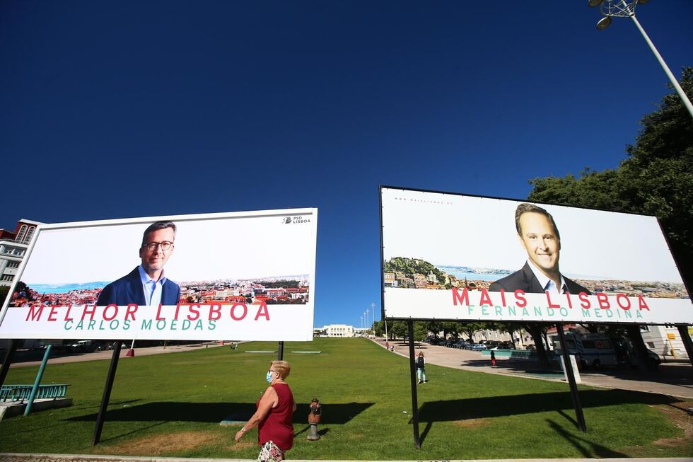 Os cartazes dos dois candidatos à presidência da Câmara Municipal de Lisboa, Carlos Moedas e Fernando Medina lado a lado onde se vê que são particamente iguais