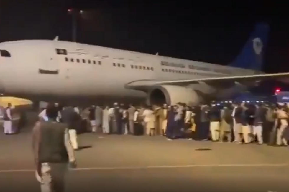 Milhares de pessoas invadem aeroporto para tentarem fugir de Cabul tomada pelos talibãs