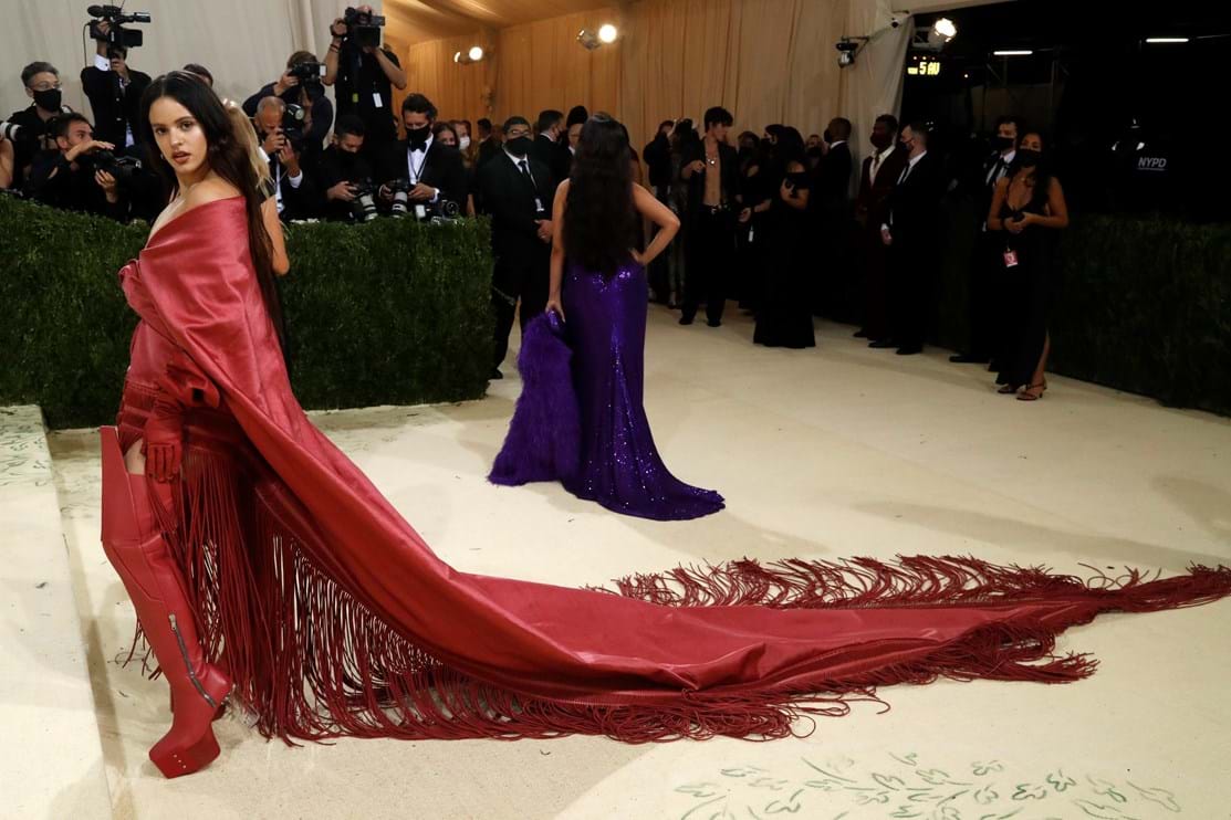 A cantora Rosalía na passadeira vermelha da MET Gala 2021