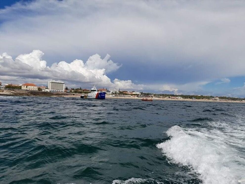 Lancha encalhada entre a Parede e Carcavelos