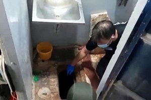 Palestinianos fogem de prisão de alta segurança através de um túnel na casa de banho