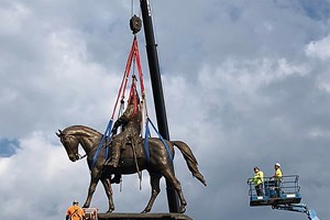 Derrubada na Virginia estátua simbólica do passado esclavagista dos EUA