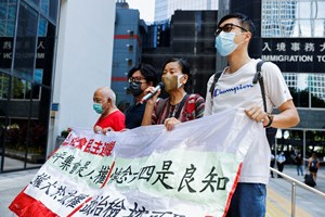 Hong Kong: Penas de prisão para nove ativistas que participaram em vigília por Tiananmen