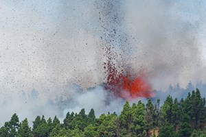 Vulcão em erupção. Espanha recomenda suspensão dos voos para La Palma